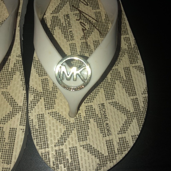 Michael Kors flip flops. US SIZE 8. - Picture 4 of 5
